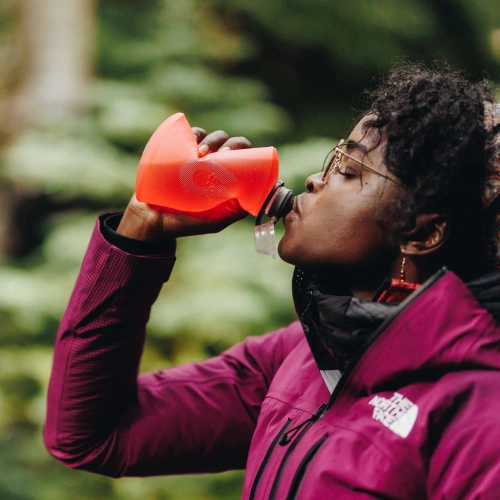 - Бутылки для воды, гидраторы, котелки